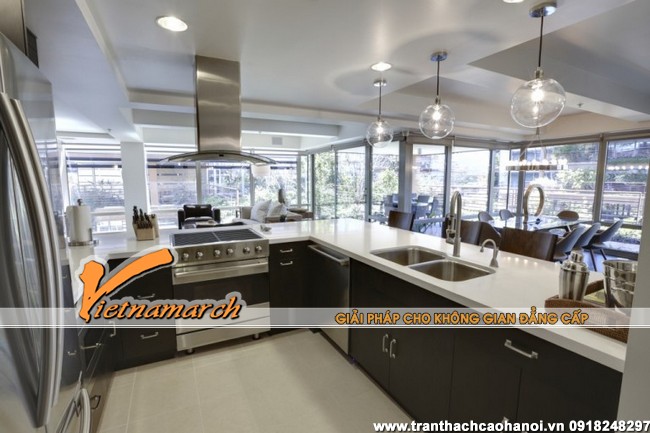 Phòng bếp được ưu tiên một không gian lớn, như một điểm nhấn cho căn hộ