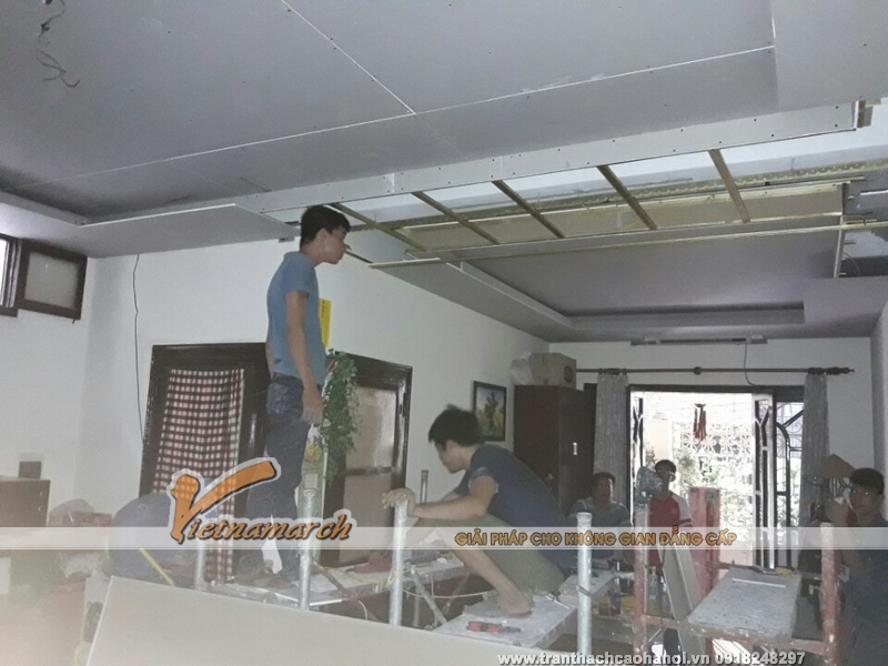 Thi công trần thạch cao phòng khách và phòng bếp ăn cho nhà anh Cường ở Đê La Thành 01