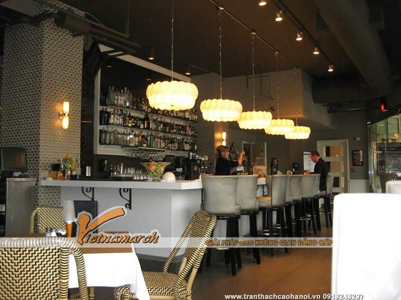 Quán Cafe có thiết kế hệ đèn trần và trần nhà vô cùng ấn tượng 01