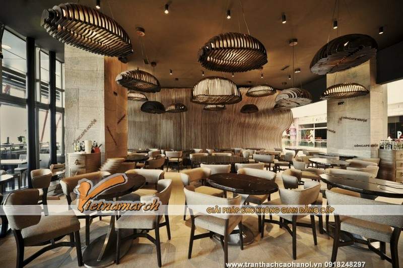 Quán Cafe có thiết kế hệ đèn trần và trần nhà vô cùng ấn tượng 09