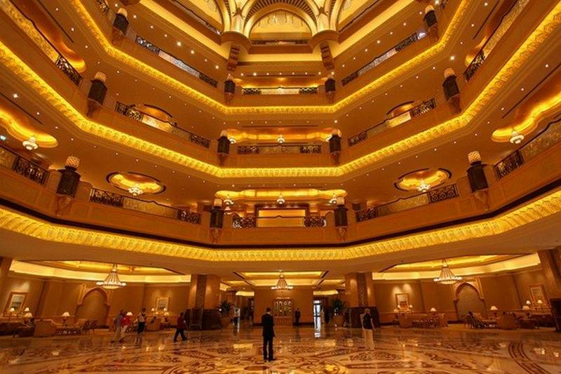 Khách sạn có tổng diện tích ốp đá cẩm thạch là 93.000 m2, hơn 6.000 m2 vàng lá dát lên