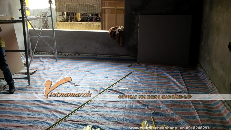 Sàn nhà được phủ bạt để tránh bụi bẩn, hư hại trong quá trình thi công trần thạch cao