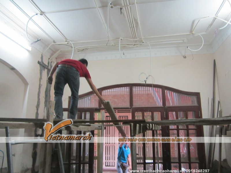 Đội thợ thi công làm trần nhà thạch cao chuẩn bị thi công