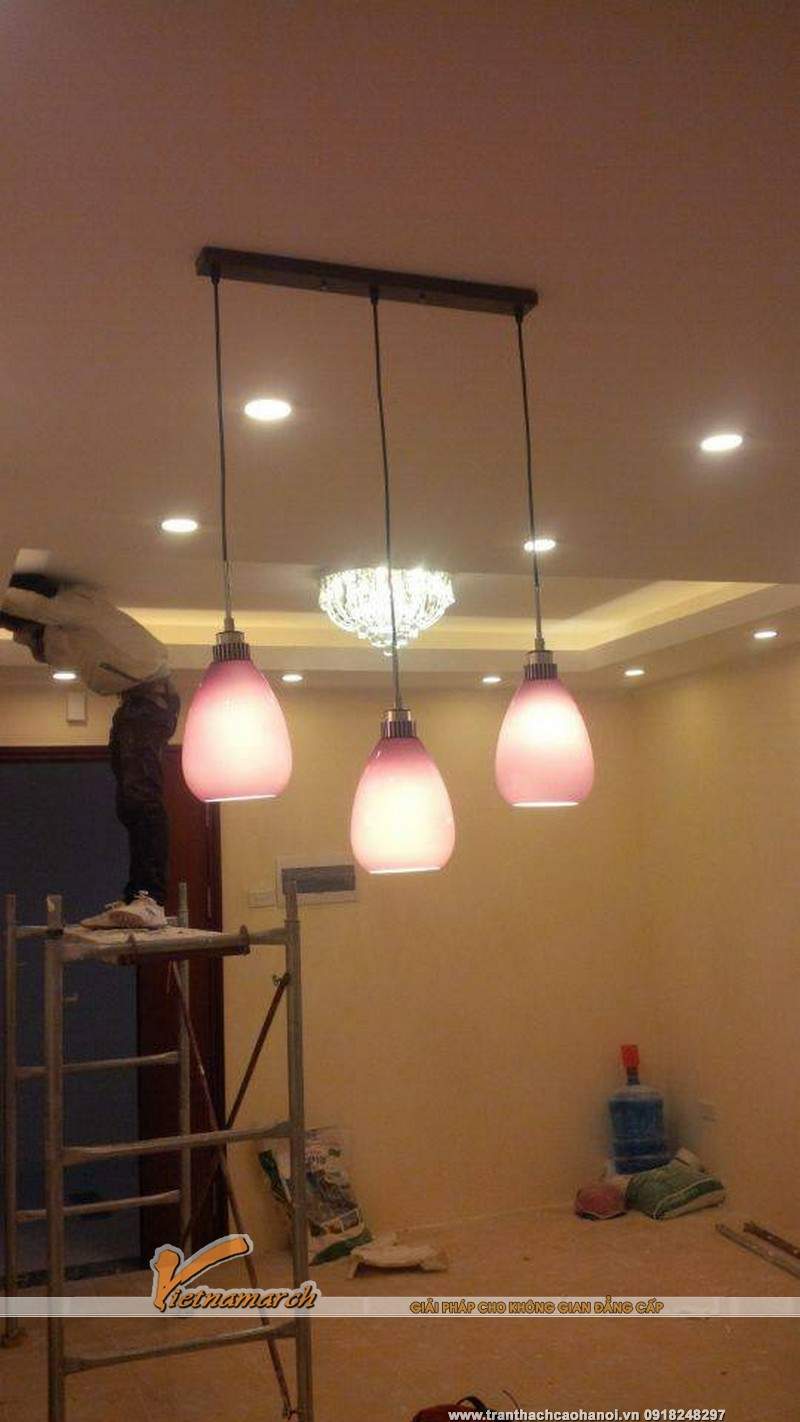 Đèn thả cho phòng bếp và đèn chùm sát trần cho phòng khách thêm hiện đại