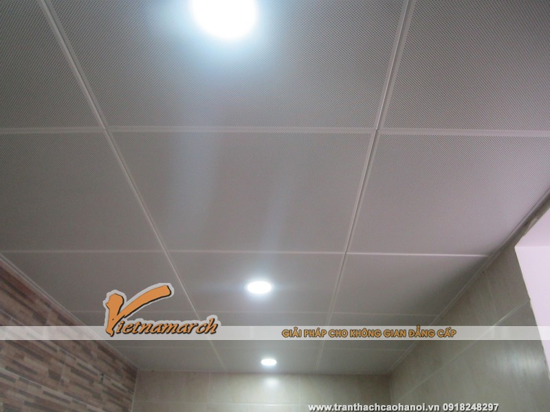 Trần nhôm và hệ thống chiếu sáng được hoàn thiện cho phòng tắm