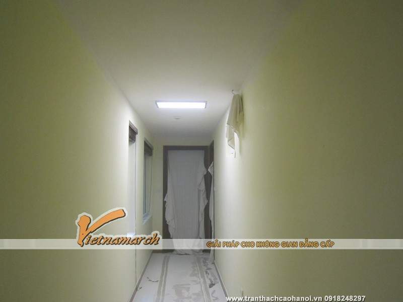 Hành lang của tầng 2 đã được hoàn thiện phần trần thạch cao, lắp đặt đèn chiếu sáng và sơn tường
